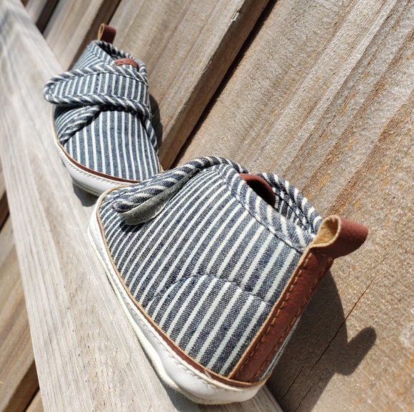 OSHKOSH | Chambray Striped Baby Shoes - Picture 2 of 6